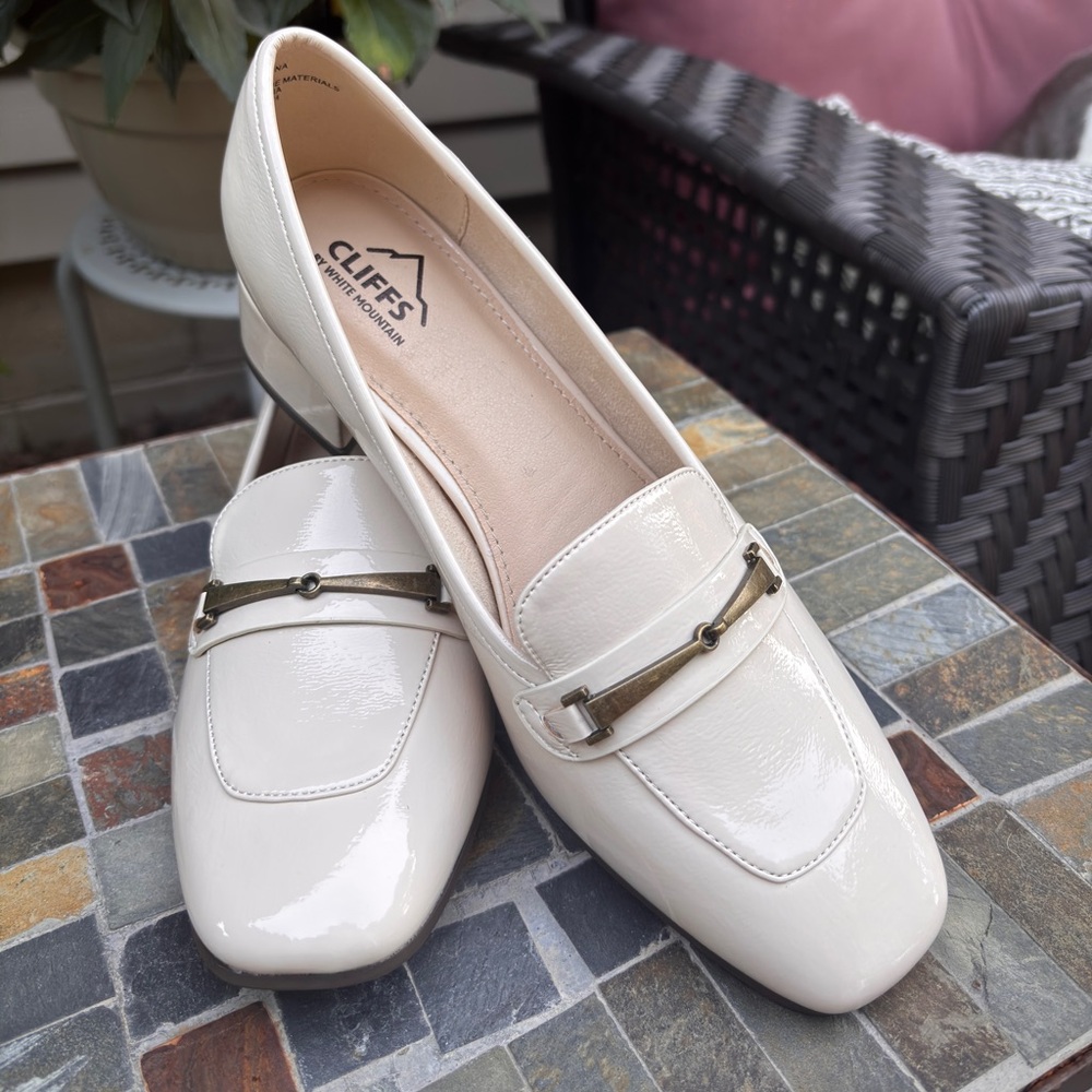 New Cliffs by White Mountain Women's Glossy Cream Loafers Sz 9